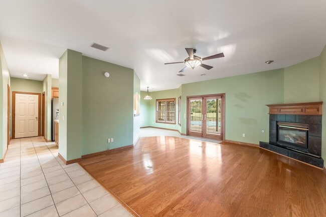 Building Photo - Beautiful spacious 3 bedroom home with a p...