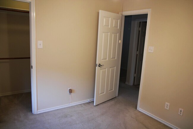 Building Photo - 142 N Camellia Grove Cir