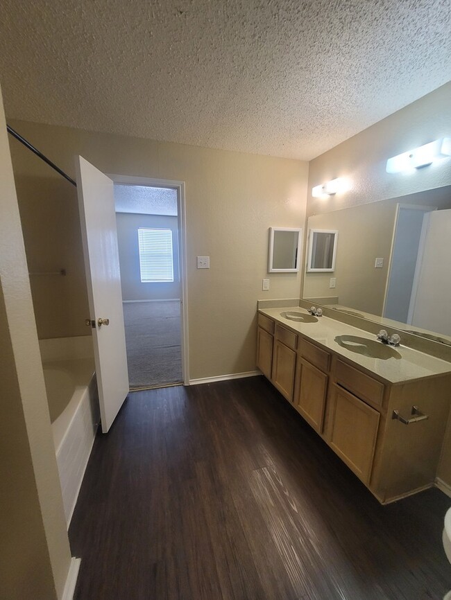 Building Photo - Stunning 4/2.5 home in Fort Worth
