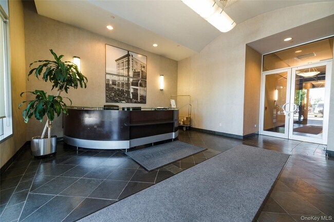 Building Photo - 25 Leroy Pl