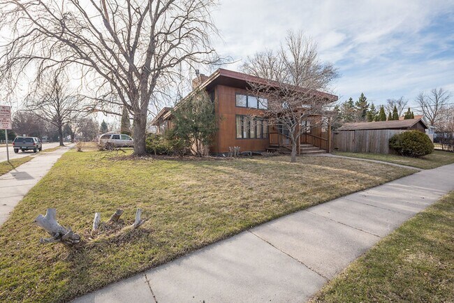 Building Photo - Great 4 Bedroom/2 Bath Home near UND!