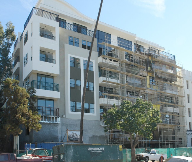 Building Photo - Kingsley Villa