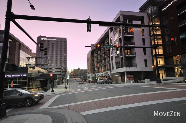 Building Photo - 2841 Tully Square