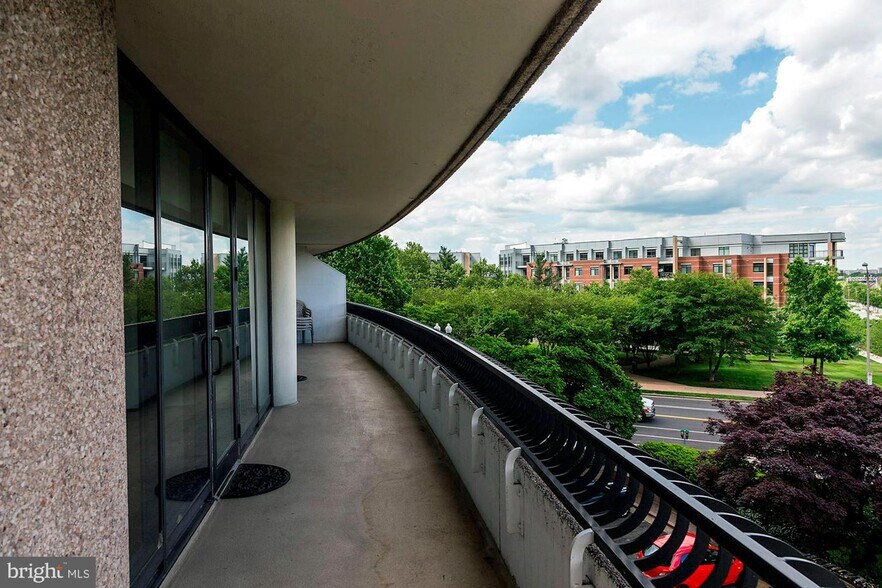 Building Photo - 1200 Crystal Dr
