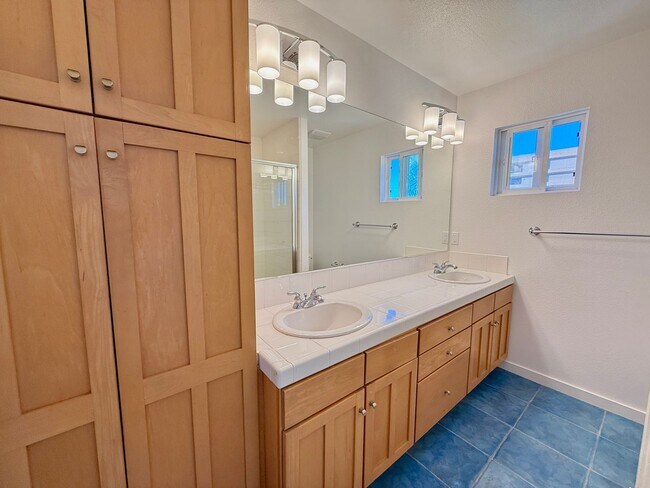 Building Photo - Beautiful 3BD/3.5BA Rowhome in Bankers Hil...