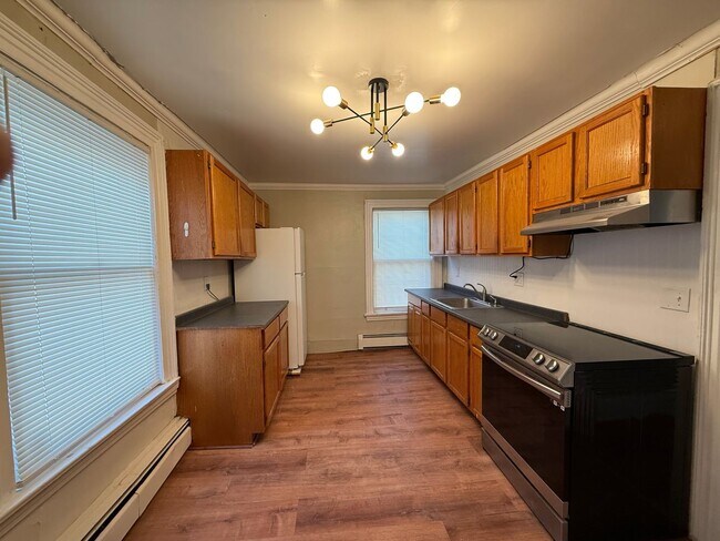 Building Photo - 3 Bedroom with off-street Parking on Park Ave