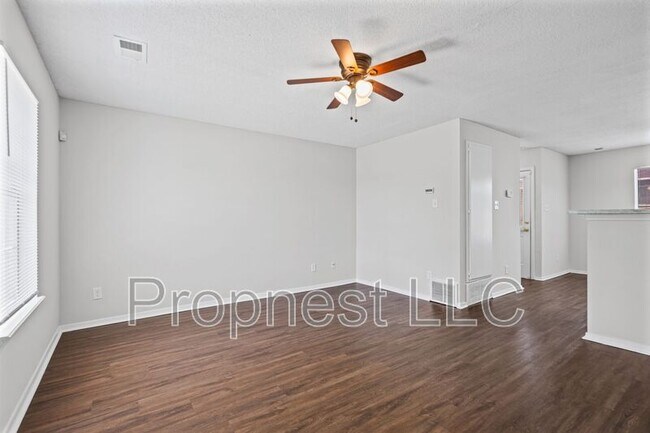 Building Photo - 807 Barrington Woods Cove