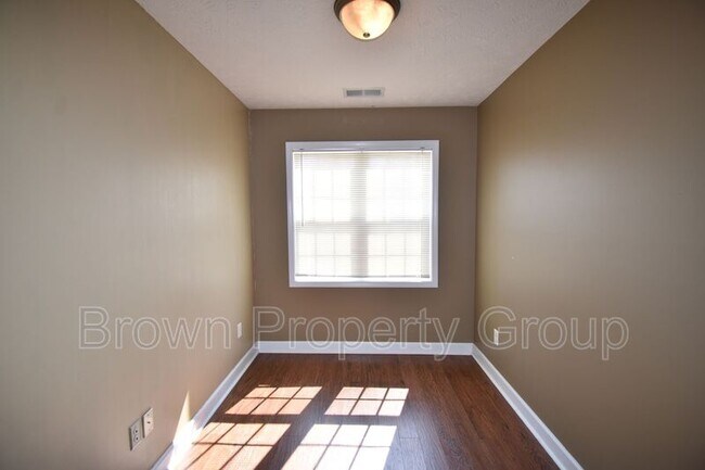 Building Photo - 165 Pender Rd