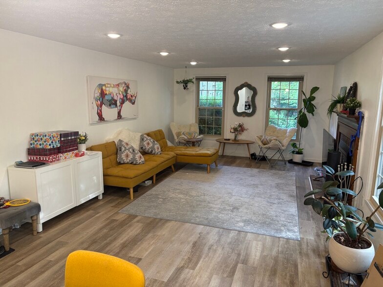Building Photo - 7927 Saddleback Pl