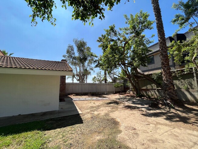 Building Photo - 4 Bed 3 Bath in Del Cerro