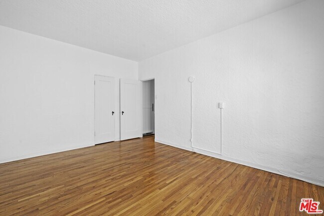 Building Photo - 129 N Swall Dr