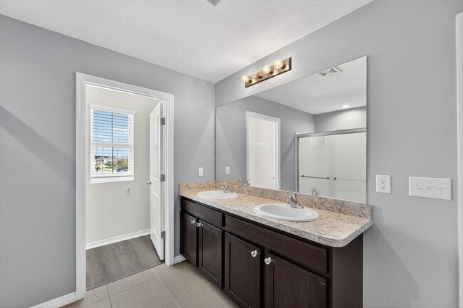 Building Photo - Stunning 5 bed/ 2 bath