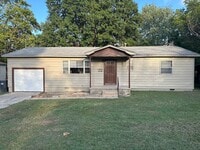 Building Photo - Available Now! 3-Bed, 1-Bath Home in centr...