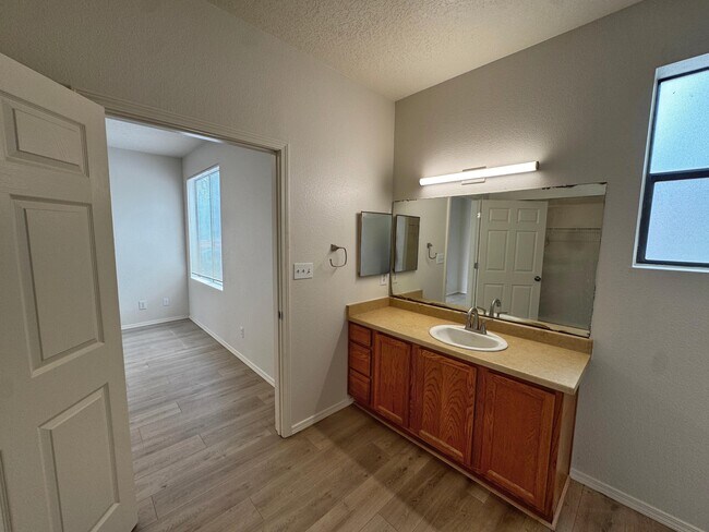 Building Photo - 1105 Meadowlark Way SE