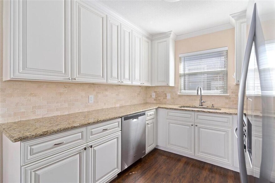 Building Photo - Updated West Fort Worth home with large ya...