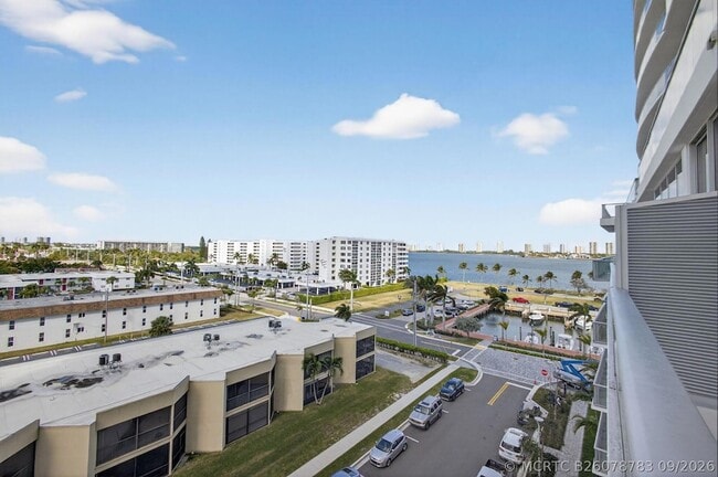 Building Photo - 220 Lake Shore Dr