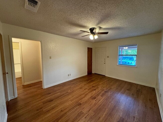 Building Photo - 1115 White Ave
