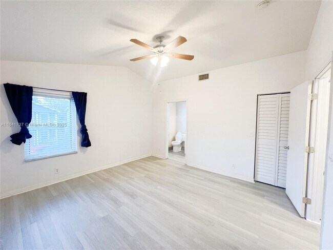 Building Photo - 5565 SW 43rd St