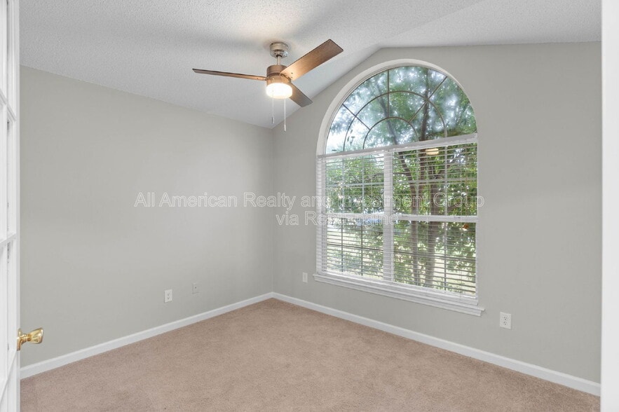 Building Photo - 993 John Wayne Cir