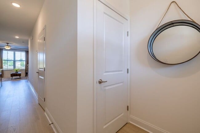 Building Photo - Great floor plan, Washer and Dryer Include...