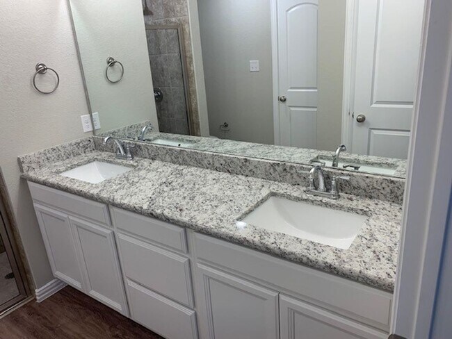 Building Photo - $200 Off first month