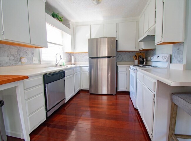Building Photo - 20 N Hillside Dr