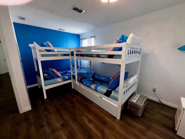 Building Photo - STUNNING Emerald Island Resort 5 bedroom 4...
