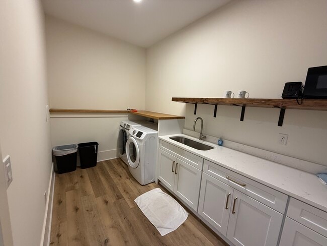 Building Photo - 1031 Pinehurst Dr