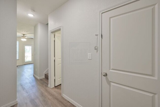 Building Photo - $1500! Stylish 2BR Townhome with 15 Minutes from Downtown Fort Worth Stockyards! Free application...