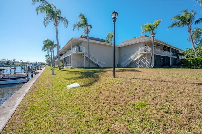 Building Photo - 8812 Bay Pointe Dr