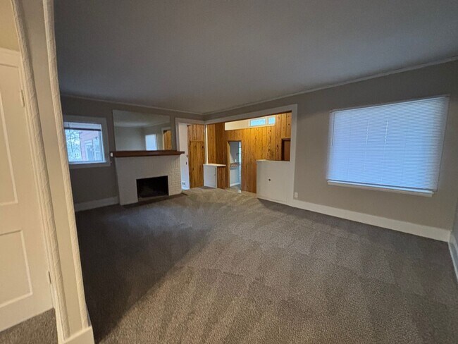 Building Photo - Charming Hilltop Home with Stunning City Views