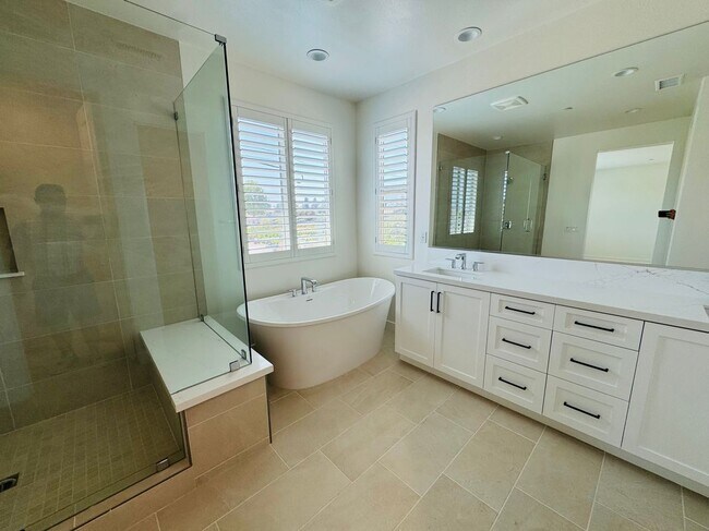 Building Photo - 8631 Mission Villa Dr