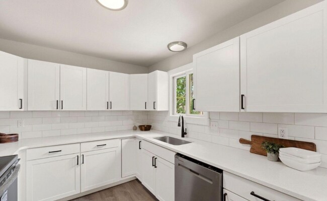 Building Photo - 2431 Sunstone Dr