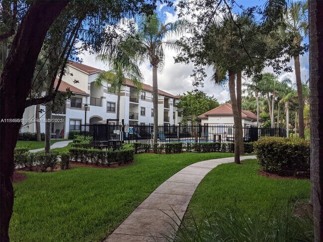 Building Photo - 560 S Park Rd