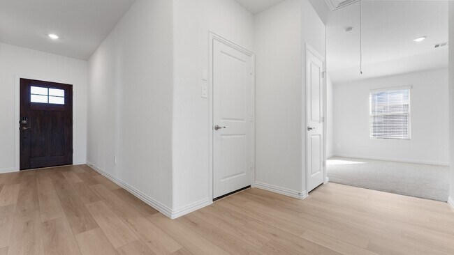 Building Photo - 510 Yellowstar Ln