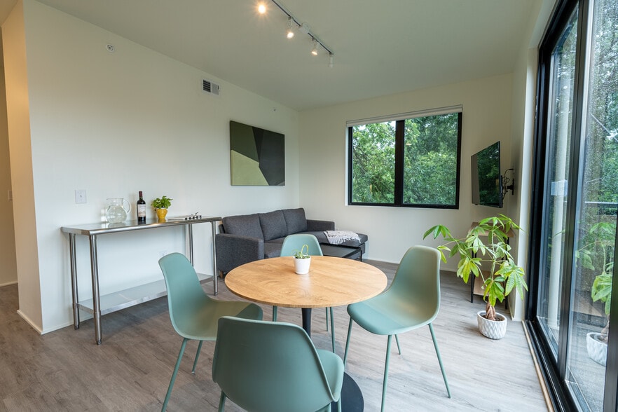 Building Photo - 2718 Grand Ave S