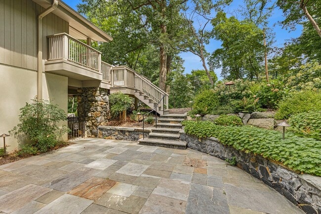 Building Photo - Mid Centurty Modern Home