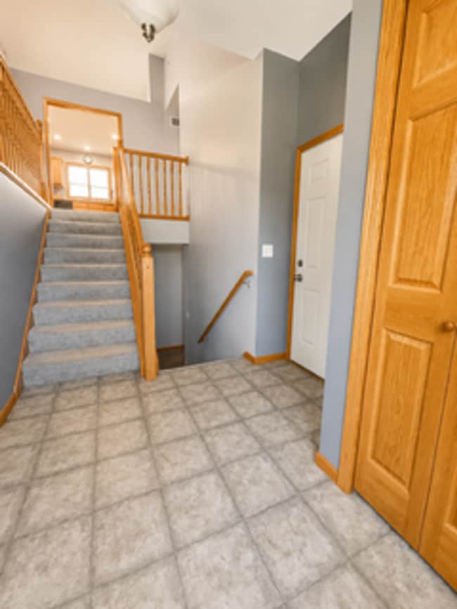 Building Photo - Spacious Split-Level Home with Large Backyard