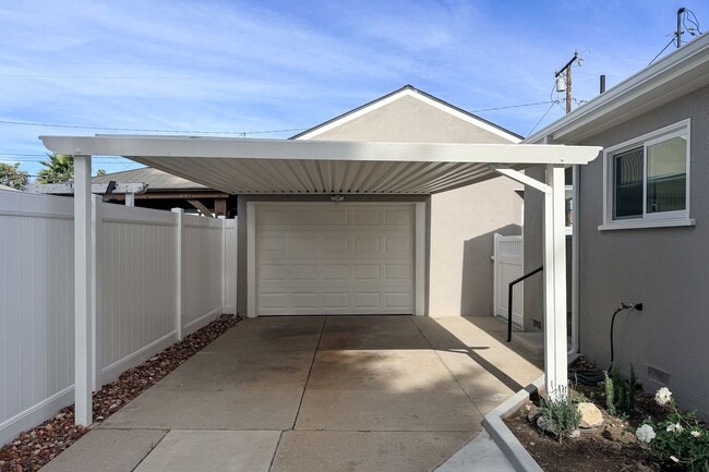 Building Photo - 431 Deodar Ave