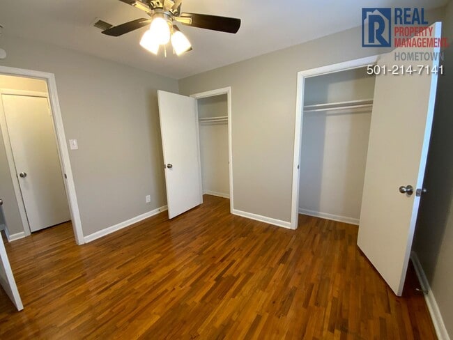 Building Photo - 711 W 54th St