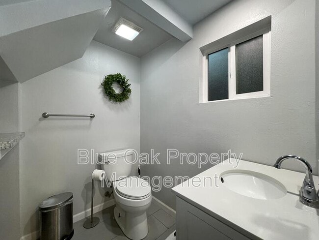 Building Photo - 631 1/2 Oak Lawn Ave