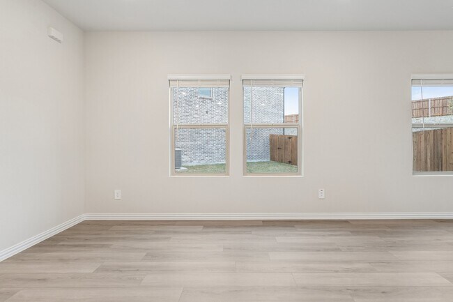 Building Photo - 702 Dotty Dr