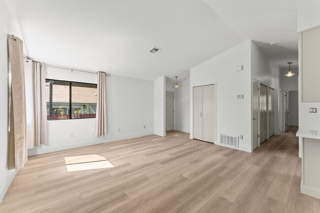 Building Photo - 145 Summerset Dr