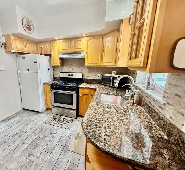 Building Photo - SPACIOUS & MODERN 3 BED/1.5 BA HOUSE w/ Central AC-HARDWOOD Flooring-WASHER/DRYER & Rear PATIO in...