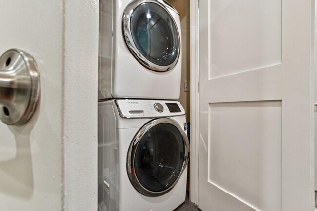 Building Photo - 905 Juniper St NE