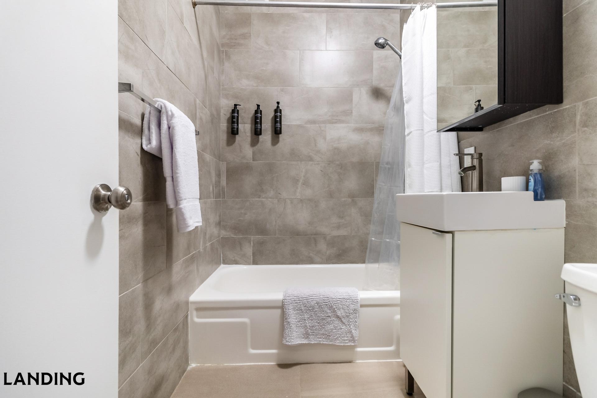 Building Photo - 265 College St