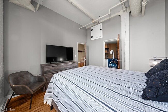 Building Photo - 1133 W 9th St