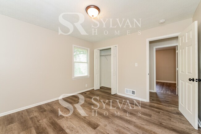Building Photo - Feel comfortable in this lovely home