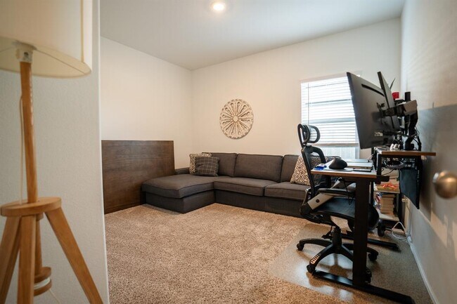 Building Photo - 208 Prairie Dog Town Dr