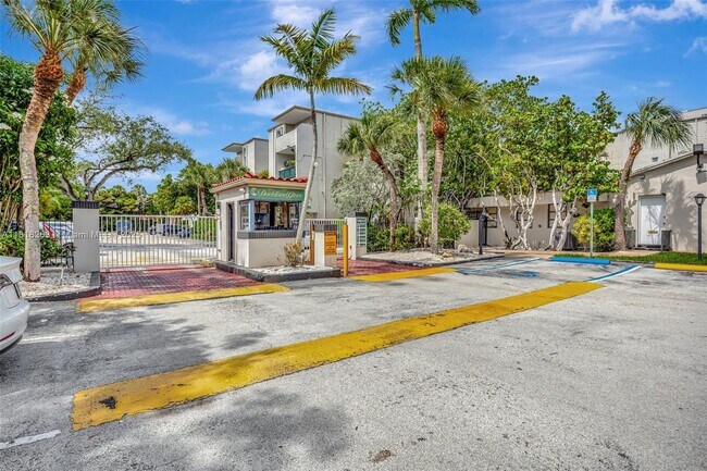 Building Photo - 6890 N Kendall Dr